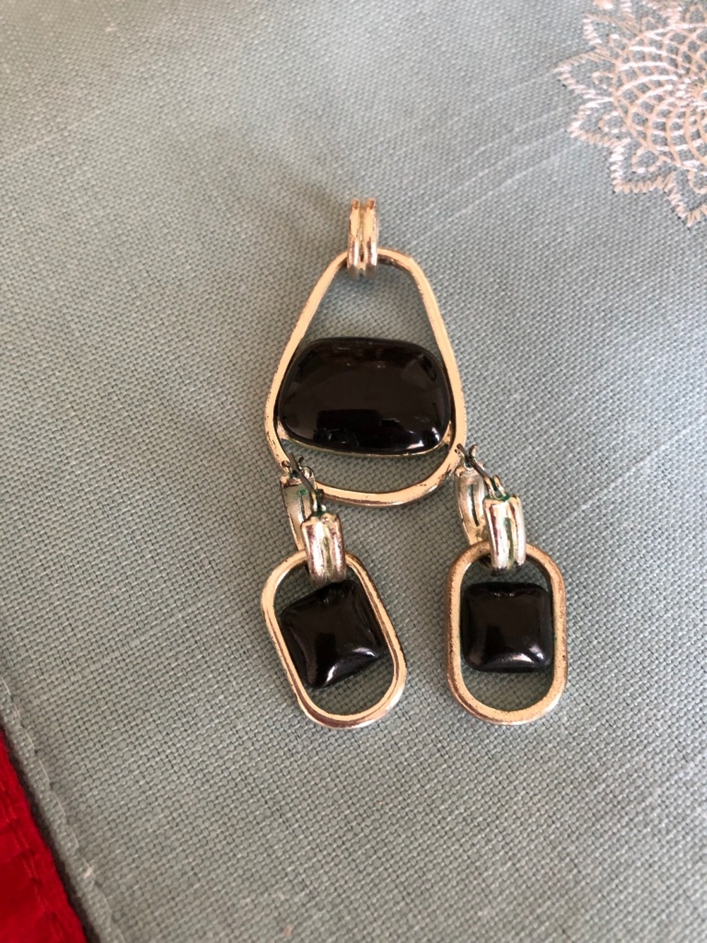 Fashion pendant and earrings